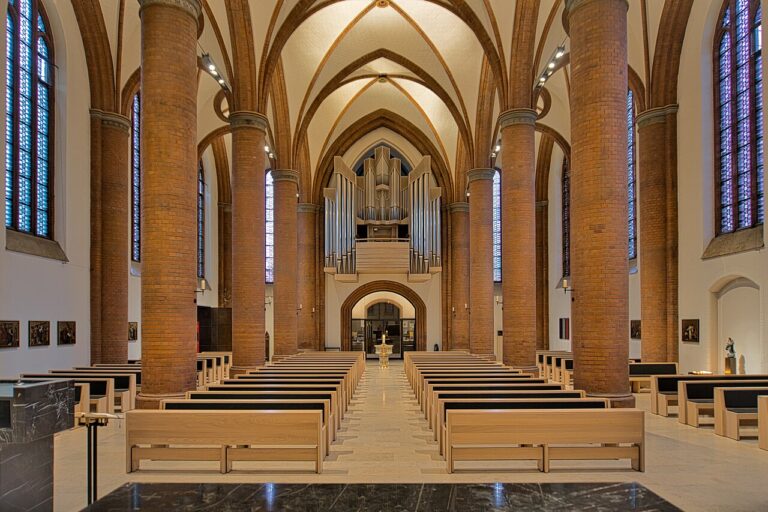 1280px Herz Jesu Lubeck innen Ostseite1 768x512