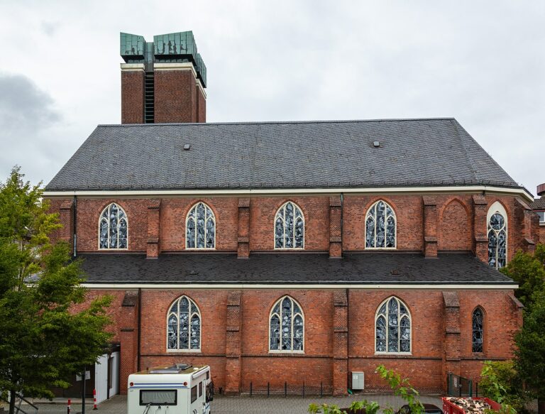 1280px Iglesia catolica San Nicolas Kiel Alemania 2019 09 10 DD 461 768x583