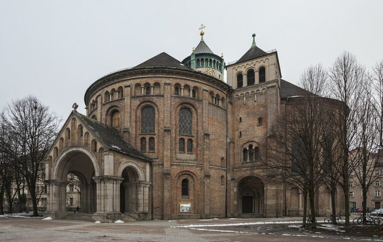 1280px Iglesia de San Ruperto Munich Alemania 2013 03 30 DD 021 768x486