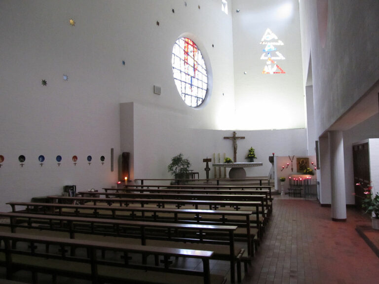 1280px Puttlingen Kloster Heilig Kreuz Kirche Innen 011 768x576