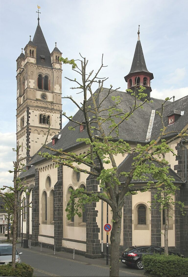 800px Weisenthurm   Kirche Hl. Dreifaltigkeit 2015 04 291 768x1130